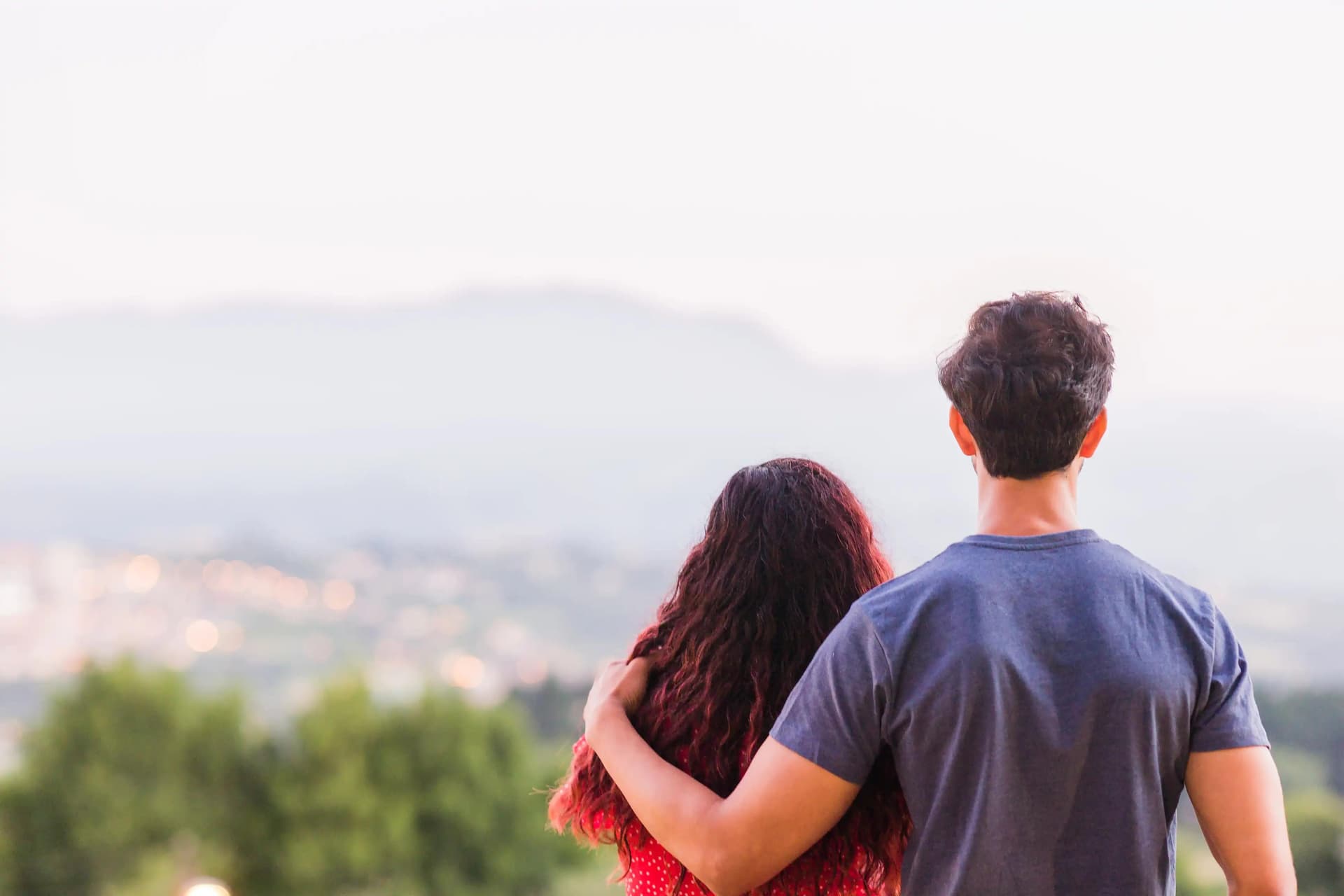 pareja mirando al horizonte