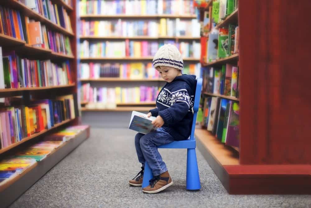 niños y lectura de libros